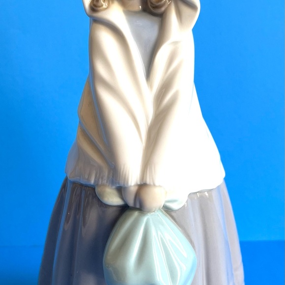 Vintage Nao by Ladro Peasant Girl Wearing A Shawl Holding A Bundle from Spain - Picture 6 of 9